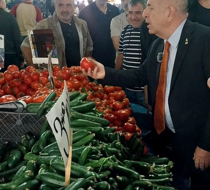 Sayın Özdağ, Aydınlıkevler Semt Pazarı’nda vatandaşlar ve esnafla bir araya geldi. Pazar ziyareti kapsamında esnafın sorunlarını ve vatandaşların taleplerini dinleyen Özdağ,