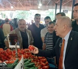 Pazar ziyareti kapsamında esnafın sorunlarını ve vatandaşların taleplerini dinleyen Özdağ,
