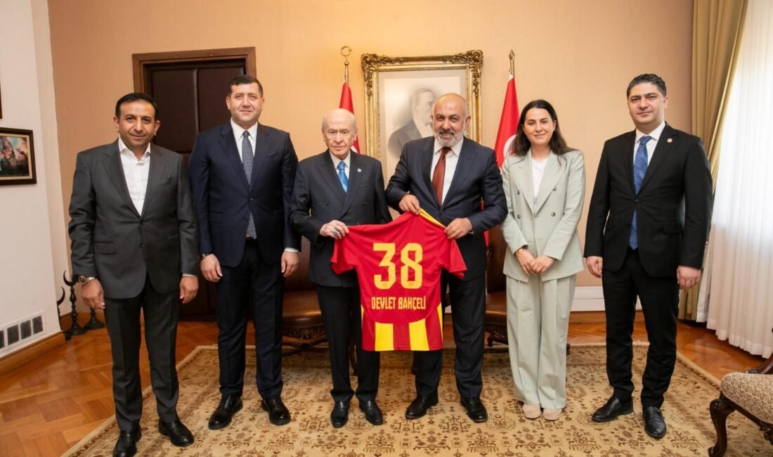 Kayserispor yönetiminden Devlet Bahçeli’ye ziyaret (RHA)- Kayserispor Kulübü Başkanı Ali Çamlı ve yönetim kurulu üyeleri,