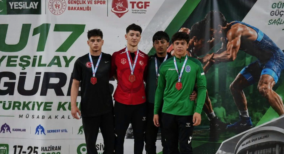 (RHA)- Sivas’ta düzenlenen U17 Grekoromen Güreş Türkiye Şampiyonası’nda mücadele eden