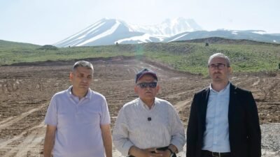 (RHA)- Kayseri Büyükşehir Belediye Başkanı Memduh Büyükkılıç, Erciyes Kayak Merkezi’nde