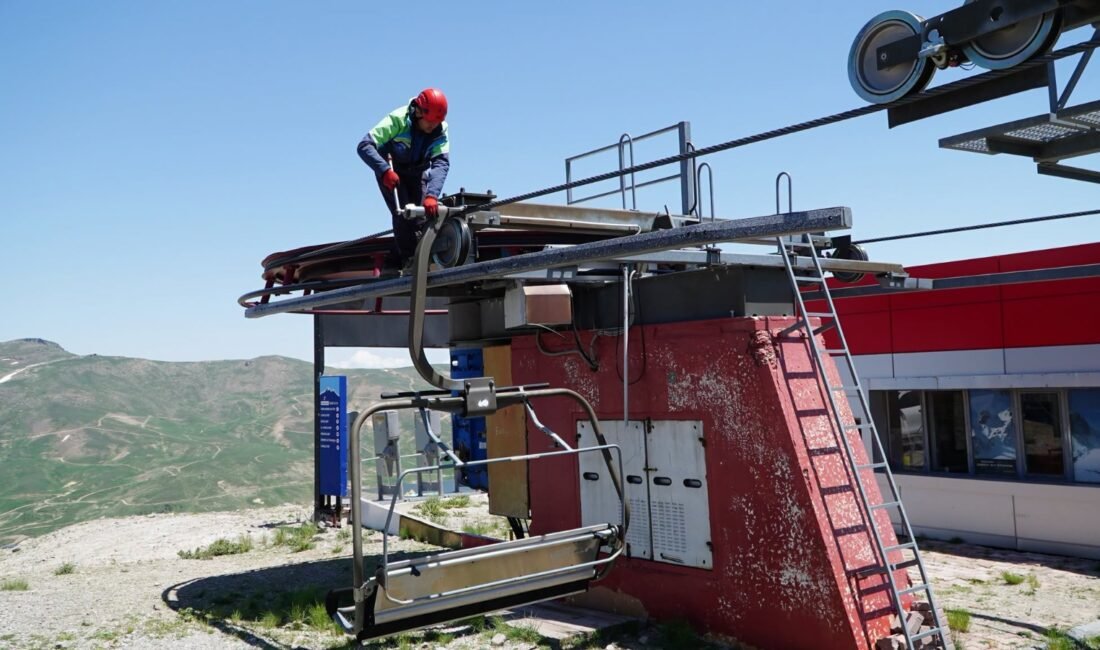 Erciyes Kayak Merkezi yeni sezona hazırlanıyor (RHA)- Erciyes Kayak Merkezi’nde tüm tesisler, yeni sezon öncesinde güvenli