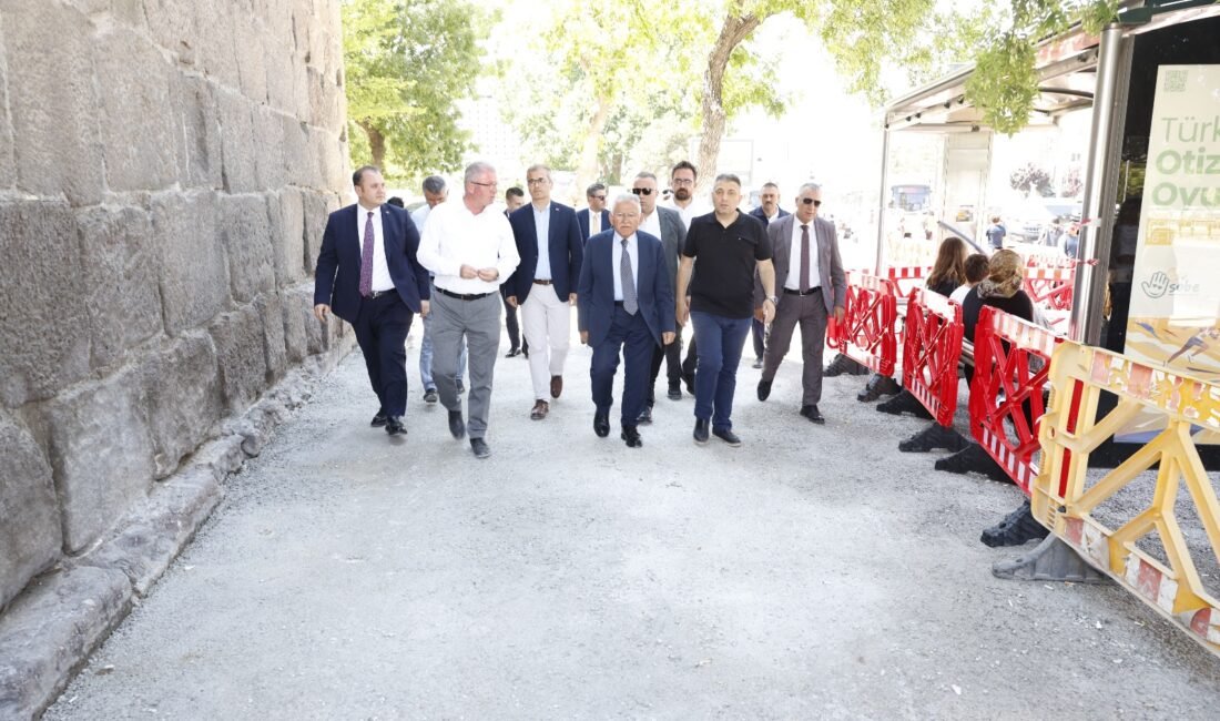 Başkan Büyükkılıç, Cumhuriyet Meydanı’ndaki yenileme çalışmalarını inceledi (RHA)- Kayseri Büyükşehir Belediye Başkanı Memduh Büyükkılıç, Cumhuriyet Meydanı’nda devam