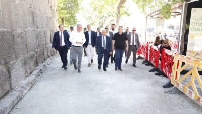 (RHA)- Kayseri Büyükşehir Belediye Başkanı Memduh Büyükkılıç, Cumhuriyet Meydanı’nda devam