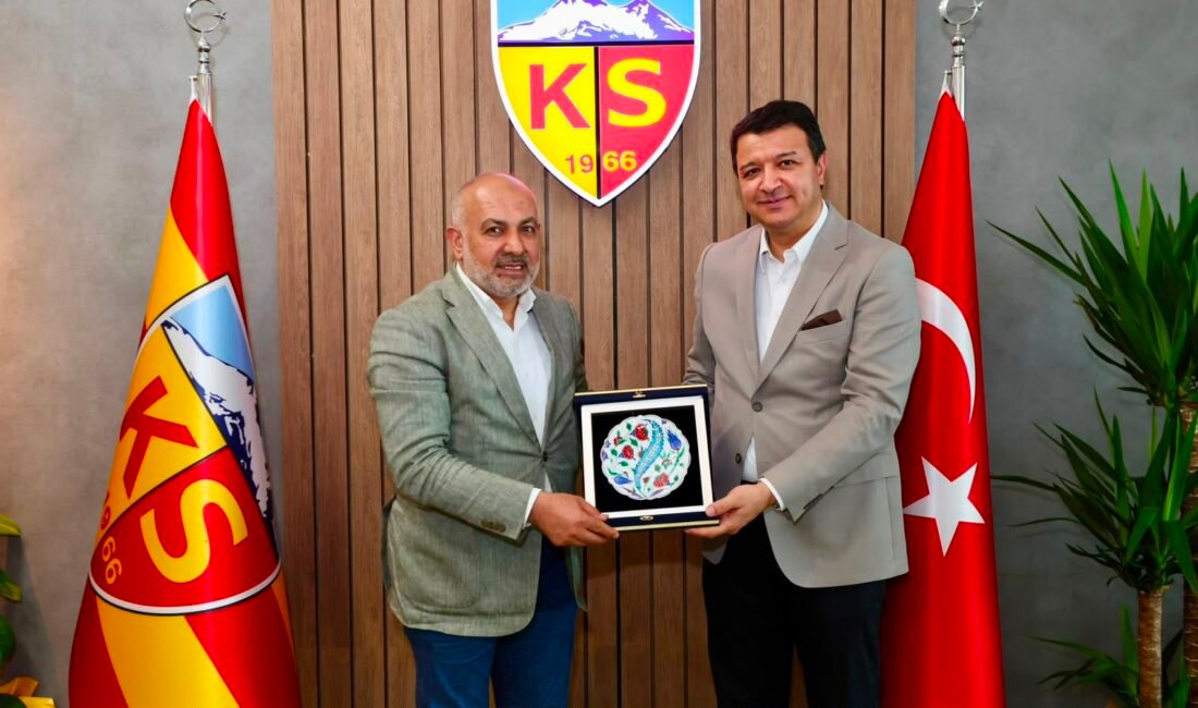 Mahmut Arıkan’dan Kayserispor yönetimine hayırlı olsun ziyareti RHA)- Saadet Partisi Genel Başkanı Mahmut Arıkan, Kayserispor Kulüp Başkanı