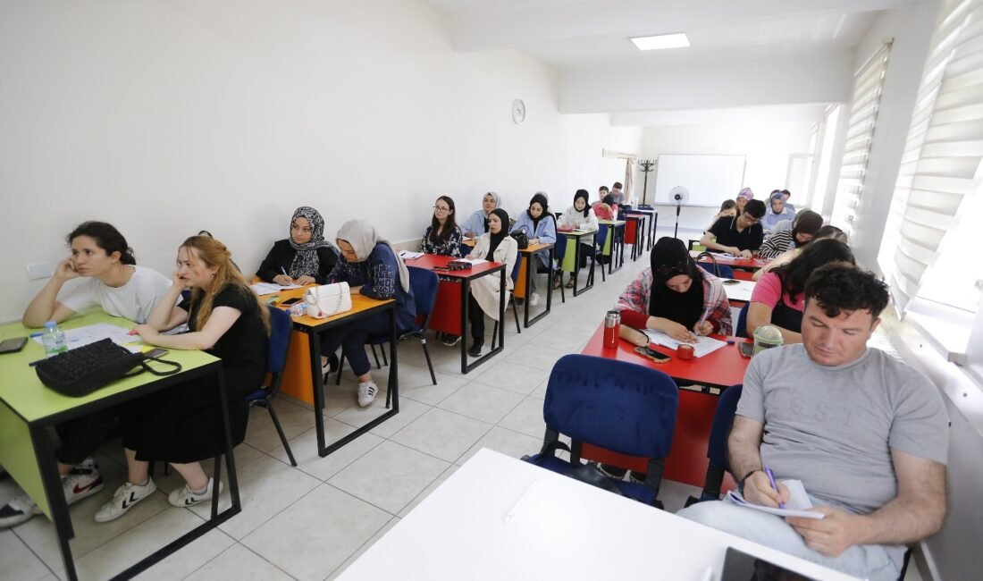 KAYMEK’in ücretsiz KPSS kursu ve deneme kulübüne yoğun ilgi (RHA)- Kayseri Büyükşehir Belediyesi bünyesindeki KAYMEK tarafından KPSS’ye hazırlanan adaylara