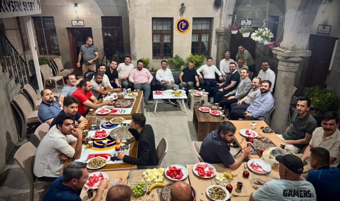 Geçmiş Dönem Gençlik Kolları Yöneticileri Birlik Vakfı’nda Buluştu (RHA)- Kayseri Birlik Vakfı, geçmiş dönemlerde gençlik kollarında görev alarak