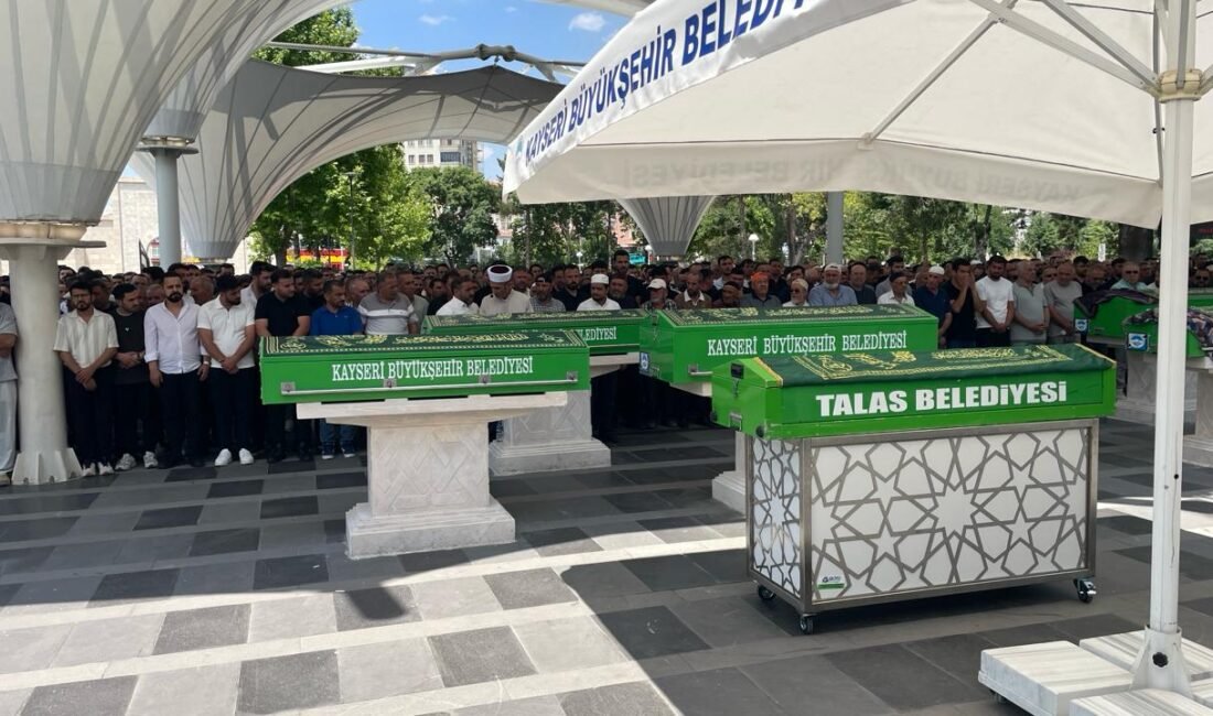 Aksaray’daki kazada yaşamını yitiren aynı aileden 3 kişi Kayseri’de toprağa verildi (RHA)- Aksaray’da hafif ticari aracın şarampole devrilmesi sonucu hayatını kaybeden