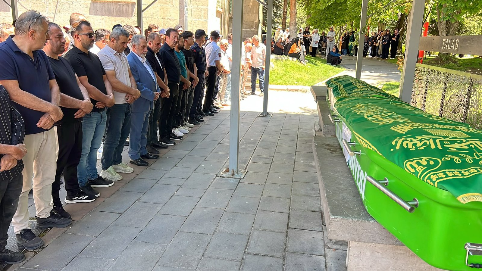 (RHA)- Afyonkarahisar’ın Sinanpaşa ilçesinde otomobilin bariyerlere çarpması sonucu hayatını kaybeden