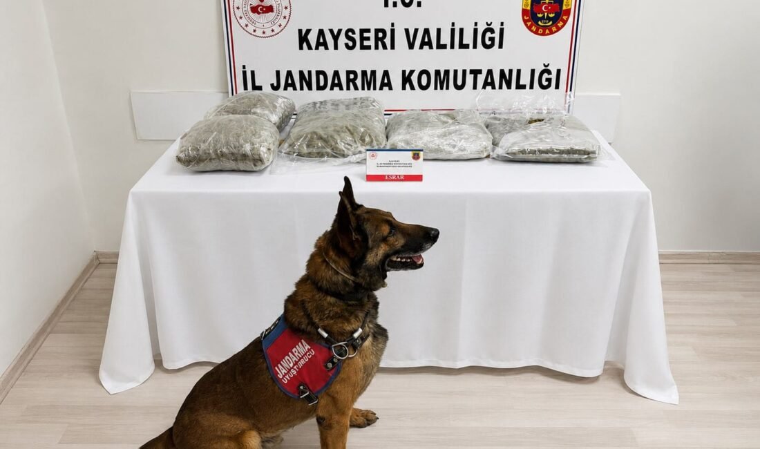 (RHA)- Kayseri’de, jandarma ekiplerinin uyuşturucu operasyonunda 5 kilogram kubar esrar