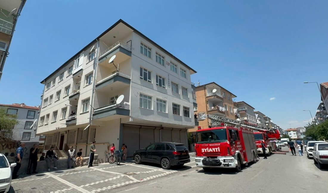 RHA)- Kayseri’de, 3 katlı binanın 1’inci katında çıkan yangın itfaiye
