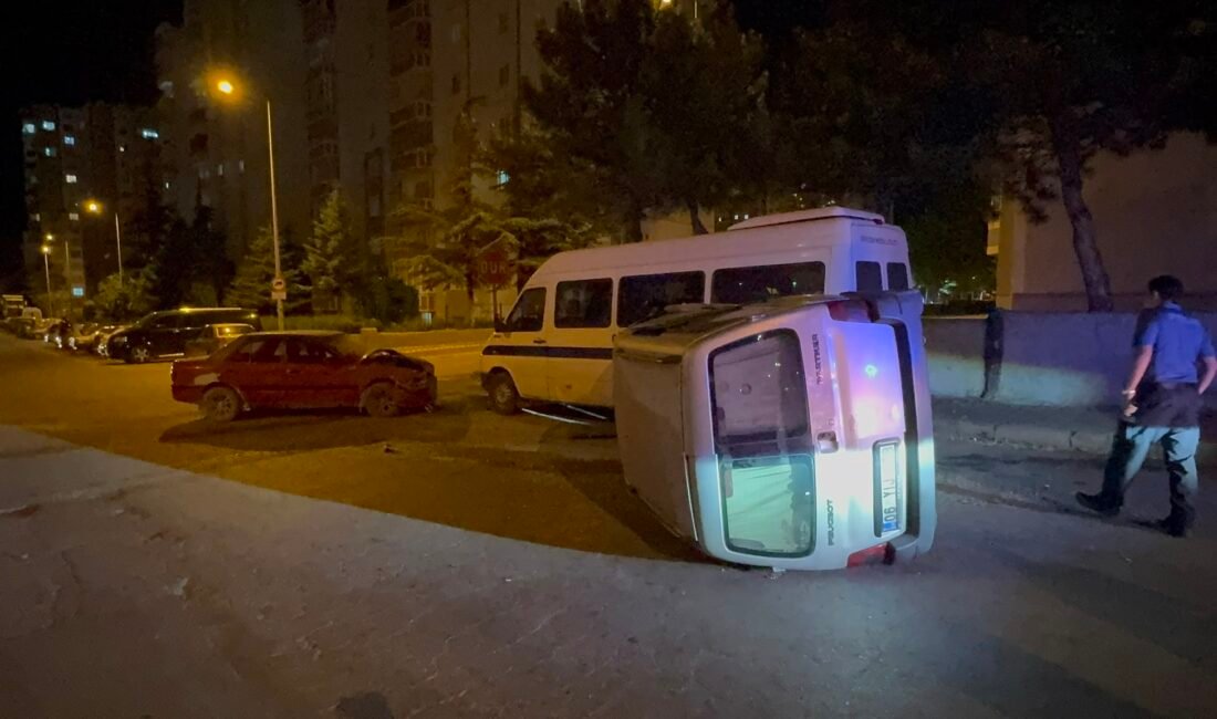 (RHA)- Kayseri’de otomobil ile hafif ticari aracın çarpıştığı kazada 3