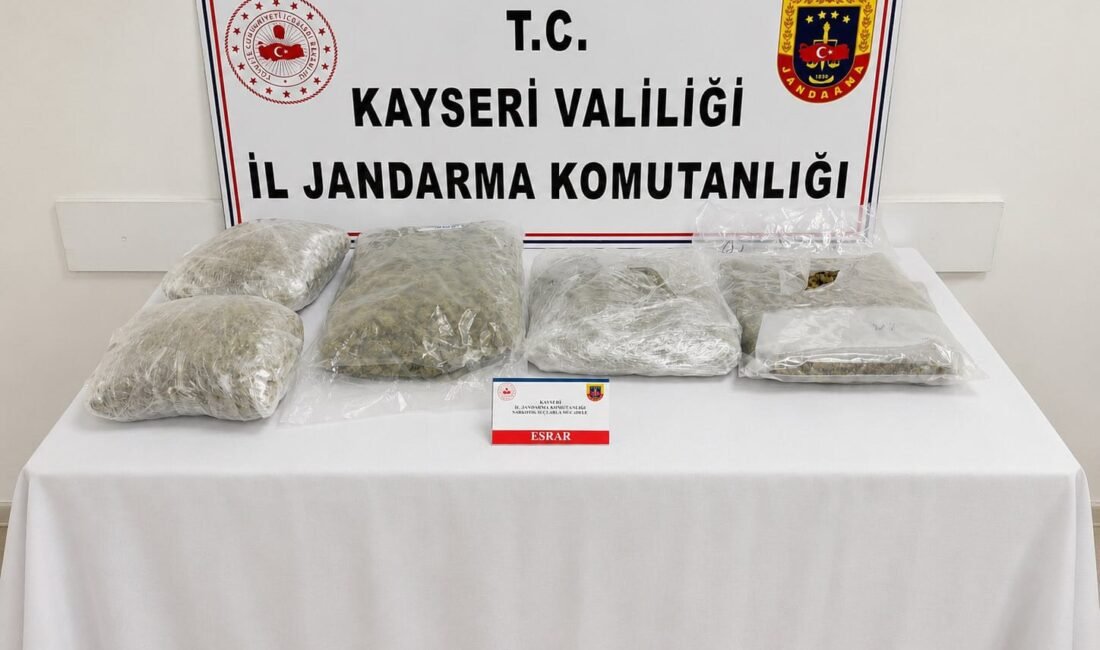 (RHA)- Kayseri’de, jandarma ekiplerinin operasyonunda otomobilinde 5 kilogram uyuşturucu ile