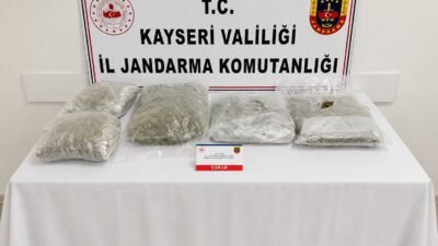 (RHA)- Kayseri’de, jandarma ekiplerinin operasyonunda otomobilinde 5 kilogram uyuşturucu ile
