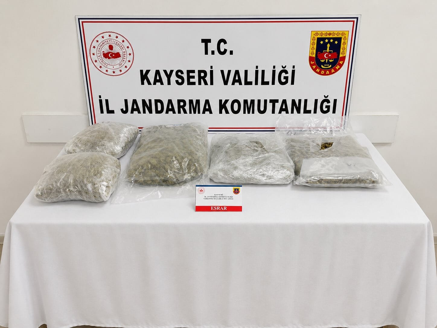 (RHA)- Kayseri’de, jandarma ekiplerinin operasyonunda otomobilinde 5 kilogram uyuşturucu ile