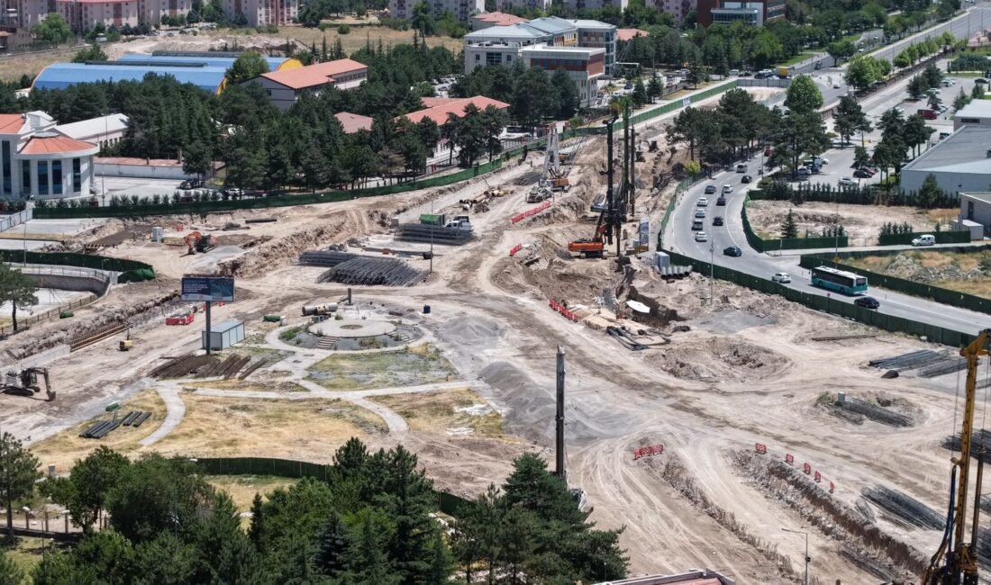 Başkan Büyükkılıç, Kartal Katlı Kavşağı şantiyesinde çalışmaları değerlendirdi (RHA)- Kayseri Büyükşehir Belediye Başkanı Memduh Büyükkılıç, Dünya Bankası finansmanı
