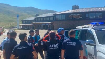 (RHA)- Kayseri’de zirve tırmanışı için Erciyes Dağı’na çıkan baba-oğul ile
