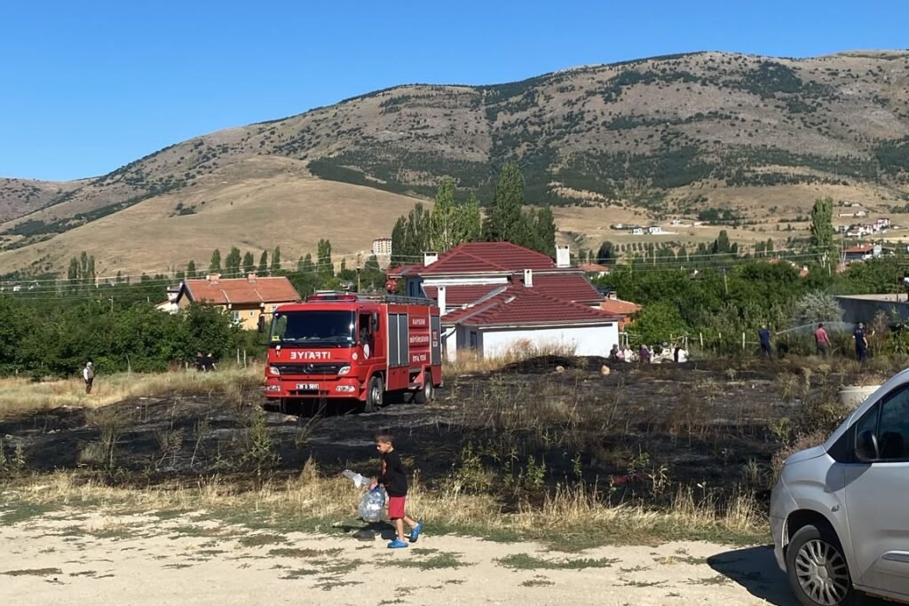 (RHA)- Kayseri’nin Yahyalı ilçesinde otluk alanda çıkan yangın, itfaiye ekiplerinin