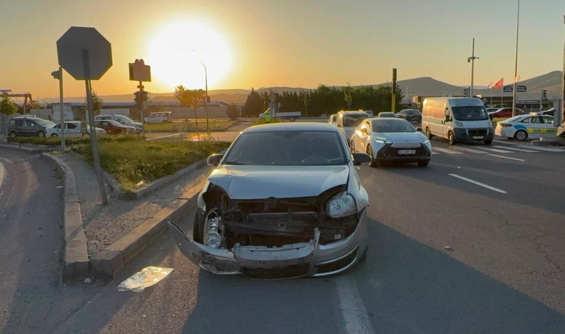 (RHA)- Kayseri’de hafif ticari araç ile otomobilin çarpıştığı kazada 4