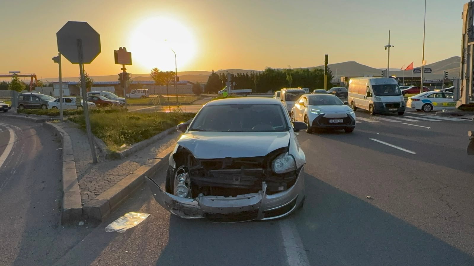 (RHA)- Kayseri’de hafif ticari araç ile otomobilin çarpıştığı kazada 4