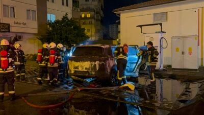 (RHA)- Kayseri’de, henüz bilinmeyen bir nedenle şarj istasyonundaki elektrikli araçta