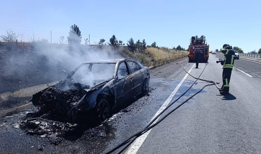 Kayseri’de otomobil yangını (RHA)- Kayseri-Sivas yolunda seyir halindeki otomobilde henüz bilinmeyen bir nedenle