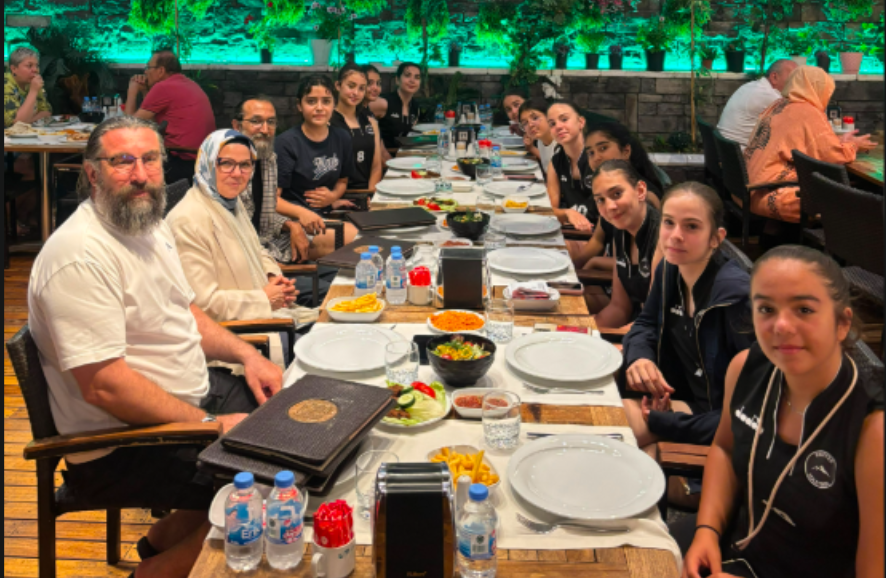 Ankara’da gerçekleşen buluşmada genç sporcularla sohbet eden AK Parti Kayseri