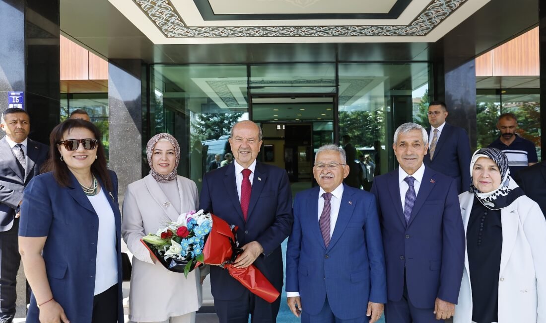 (RHA)- Kayseri Büyükşehir Belediye Başkanı Memduh Büyükkılıç’ı makamında ziyaret eden