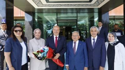 (RHA)- Kayseri Büyükşehir Belediye Başkanı Memduh Büyükkılıç’ı makamında ziyaret eden