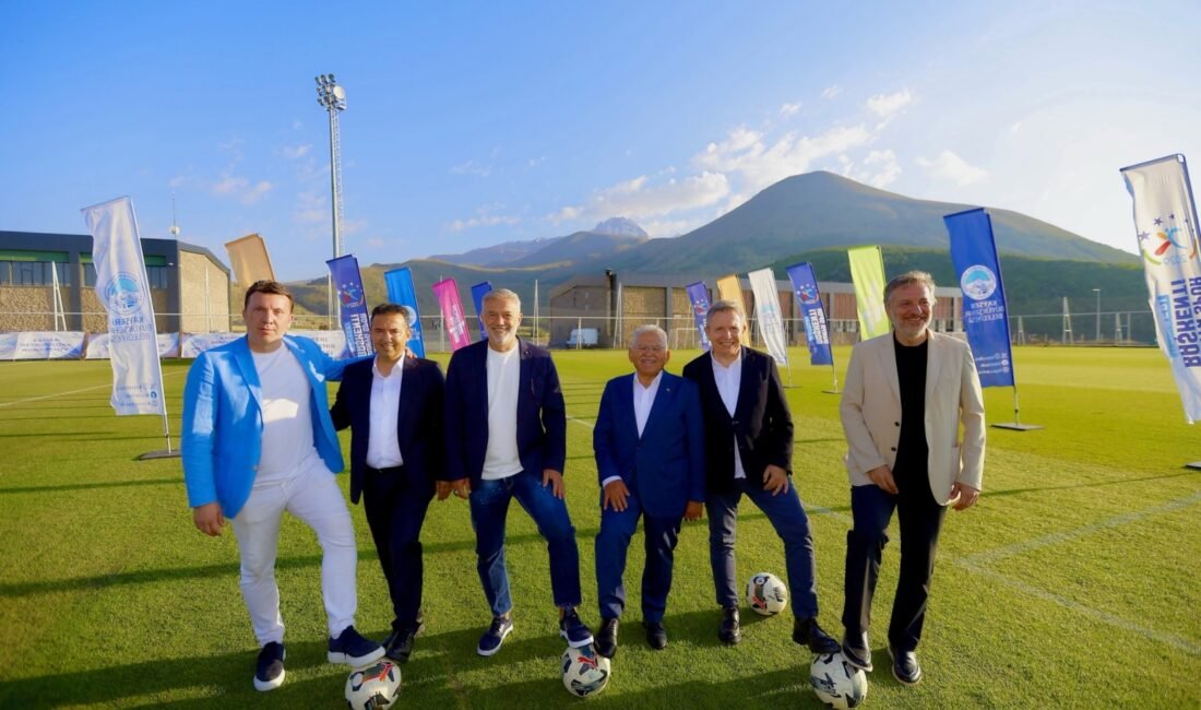 (RHA)- Kayseri Büyükşehir Belediye Başkanı Memduh Büyükkılıç, Spor Zirvesi kapsamında