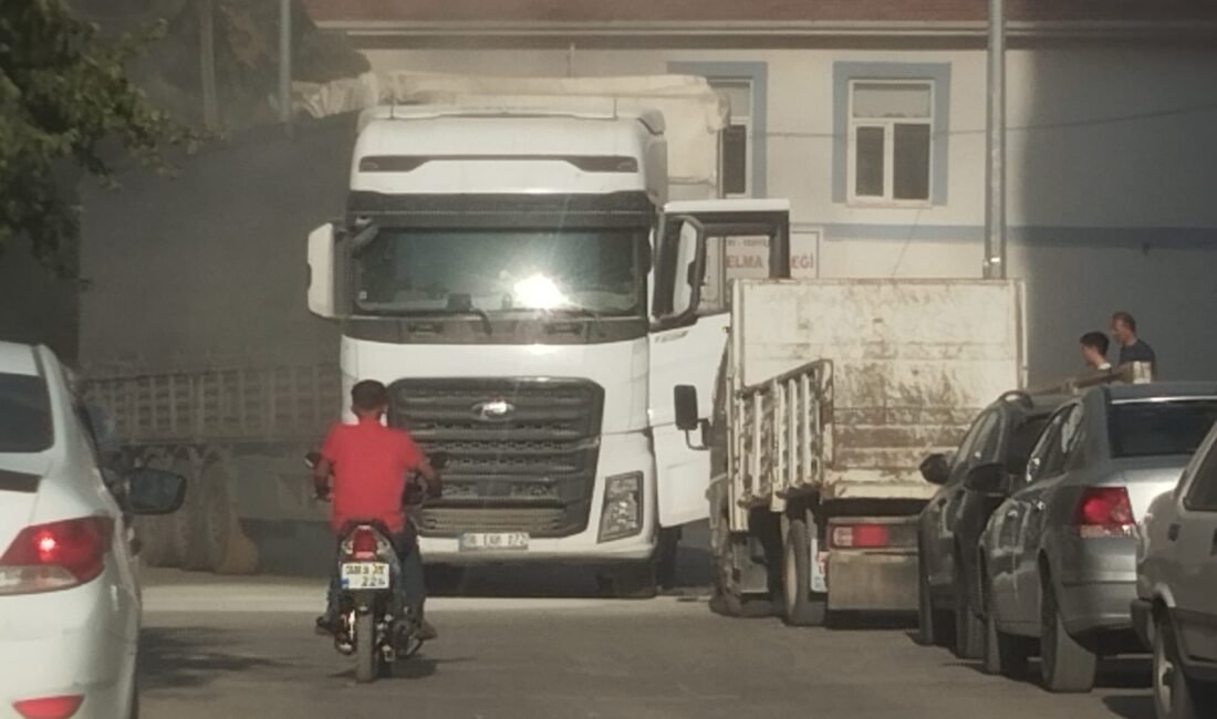 Seyir halindeki TIR’ın dorsesinde yangın (RHA)- Kayseri’nin Yahyalı ilçesinde seyir halindeki bir TIR’ın dorsesinde çıkan