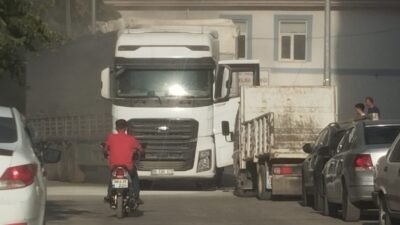 (RHA)- Kayseri’nin Yahyalı ilçesinde seyir halindeki bir TIR’ın dorsesinde çıkan