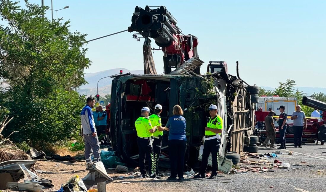 Kayseri’de yolcu otobüsü devrildi: 1 ölü, 23 yaralı Kayseri’nin İncesu ilçesinde yolcu otobüsünün devrildiği kazada 1 kişi öldü,