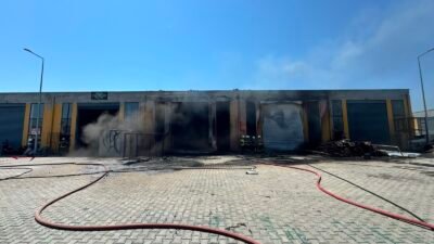 Kayseri’de, sünger üretim atölyesinde henüz bilinmeyen bir nedenle yangın çıktı.