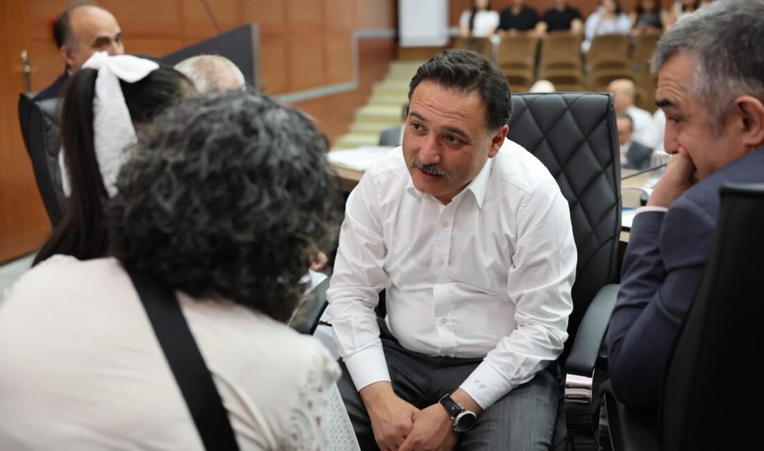 Kayseri Valisi Gökmen Çiçek, Valilik Toplantı Salonu’nda düzenlenen halk buluşmasında
