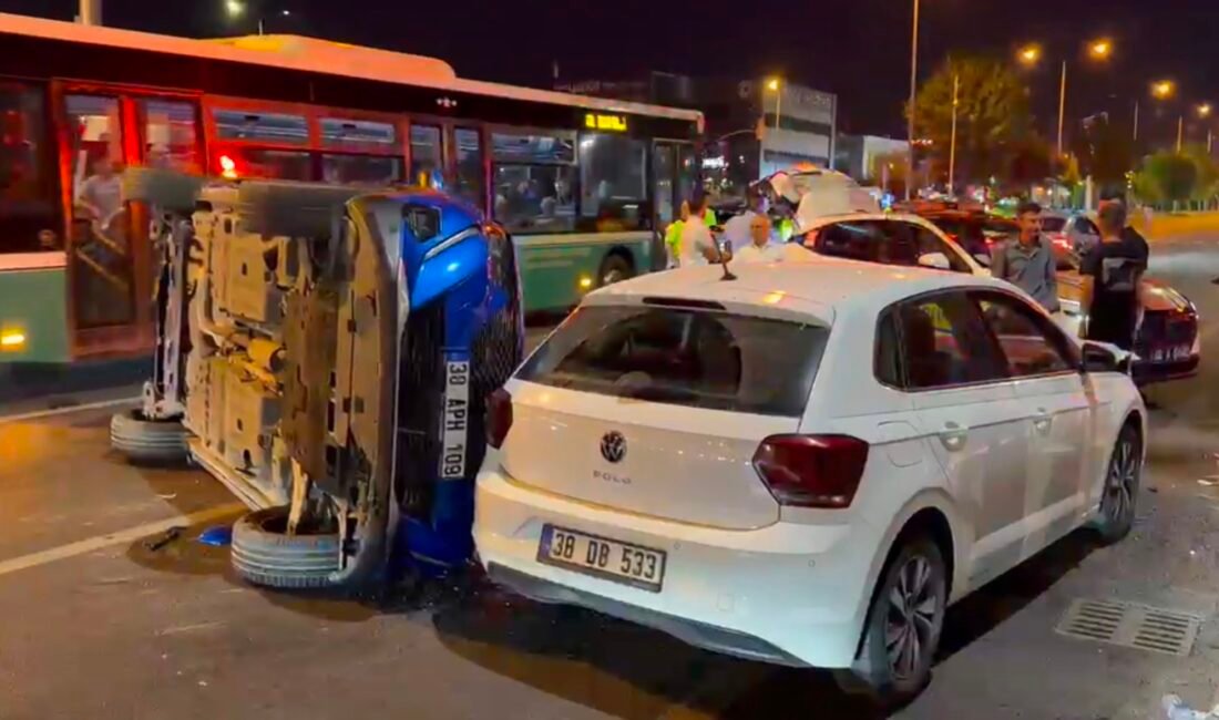 Kayseri’de, iki otomobilin çarpıştığı kazada araçlardan birisi devrilirken, 3 kişi