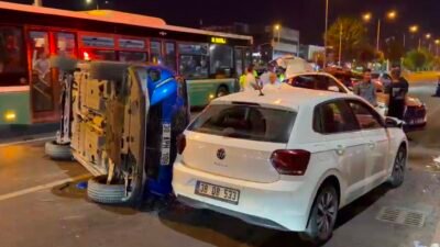 Kayseri’de, iki otomobilin çarpıştığı kazada araçlardan birisi devrilirken, 3 kişi
