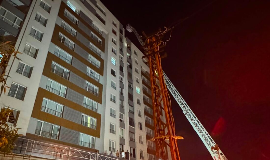 Kayseri’de 14 katlı binanın 13’üncü katındaki dairede çıkan yangında balkondan