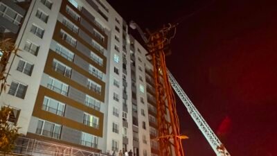 Kayseri’de 14 katlı binanın 13’üncü katındaki dairede çıkan yangında balkondan