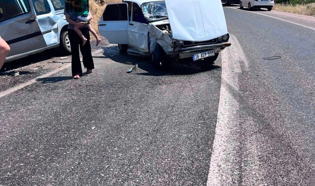 Kayseri’nin Yahyalı ilçesinde hafif ticari araç ile otomobilin çarpışması sonucu