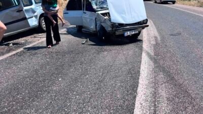 Kayseri’nin Yahyalı ilçesinde hafif ticari araç ile otomobilin çarpışması sonucu